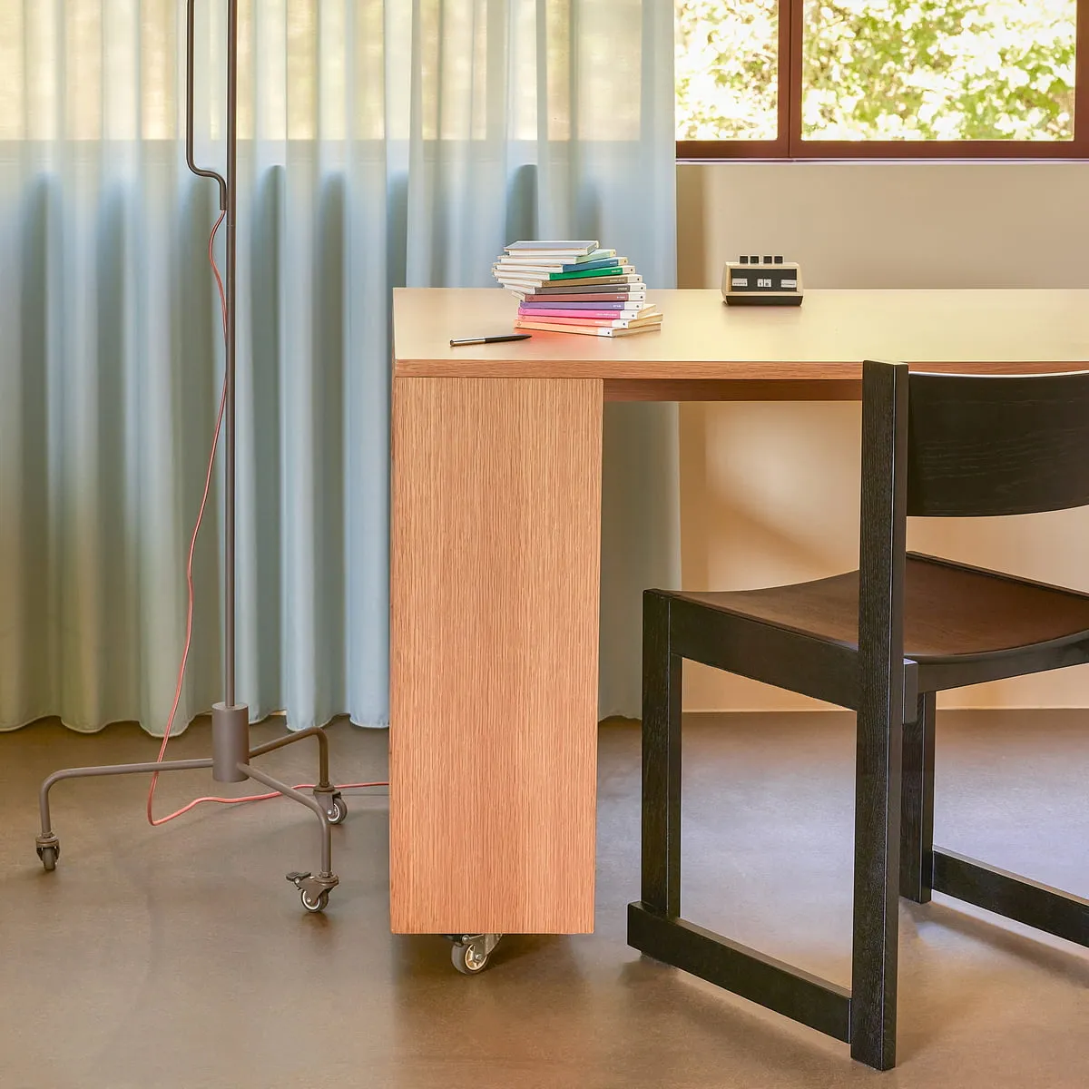 HüBSCH INTERIOR  UTILITY SCHREIBTISCH MIT ROLLEN, EICHE